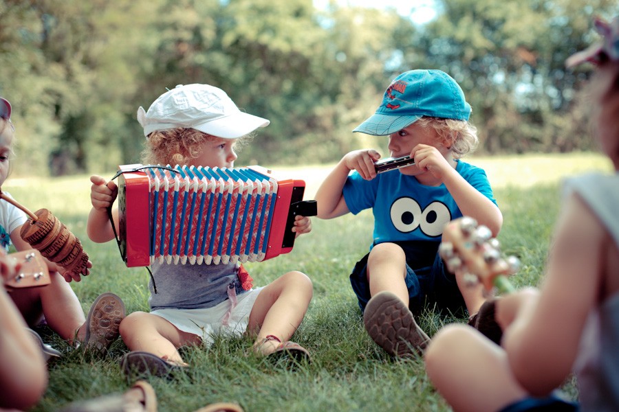 enfant qui joue des instruments de musique