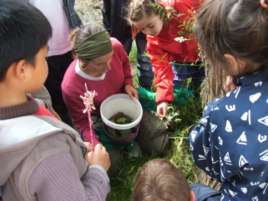 enfant qui jardine
